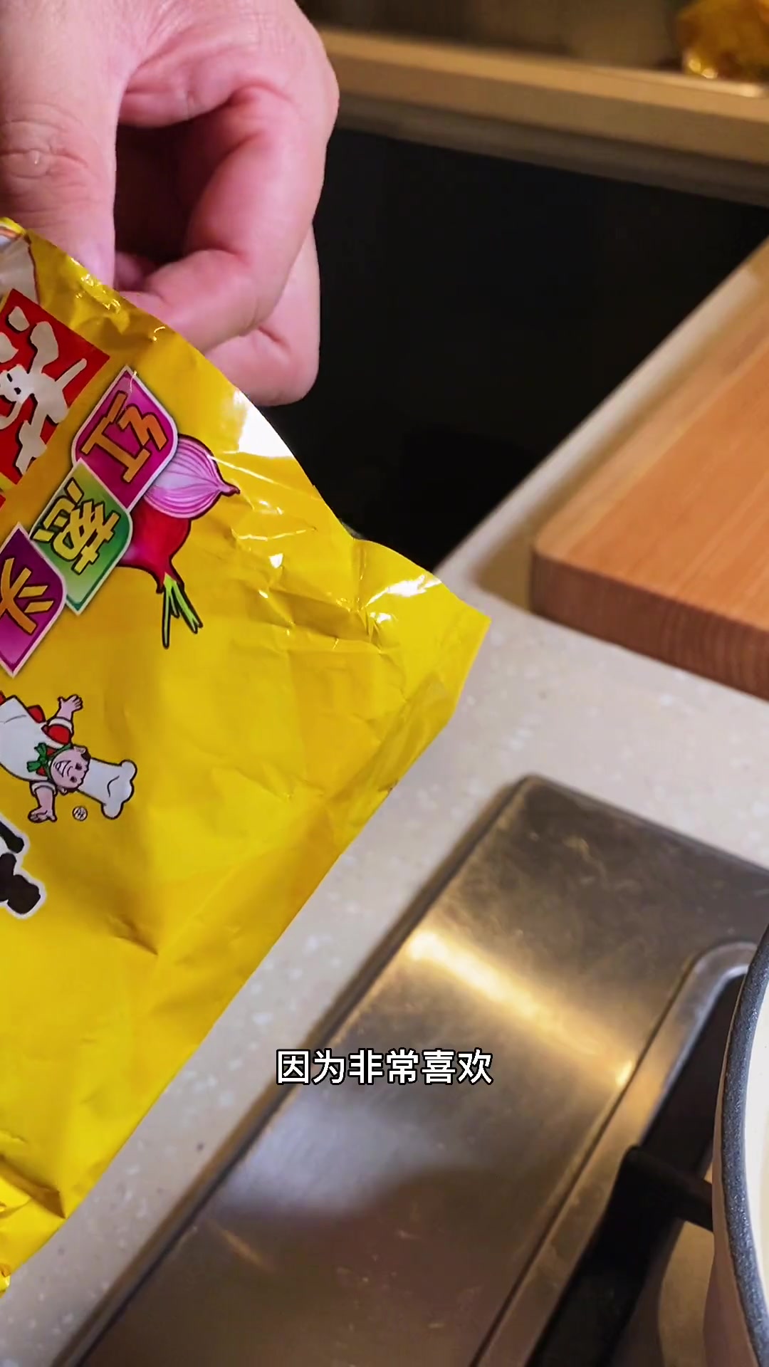 宅家闲不住,来看看葱香排骨面的最佳打开方式是什么吧!就要这个味