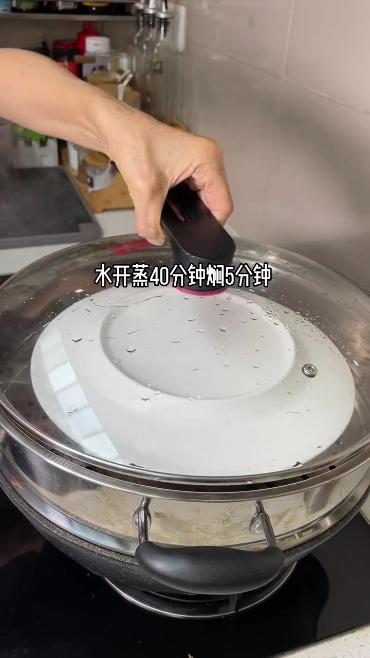 宝宝3周岁生日,婆婆亲手做了个生日蛋糕,有个疼孙子的奶奶真好!孩子看到蛋糕的笑容暖化了心!