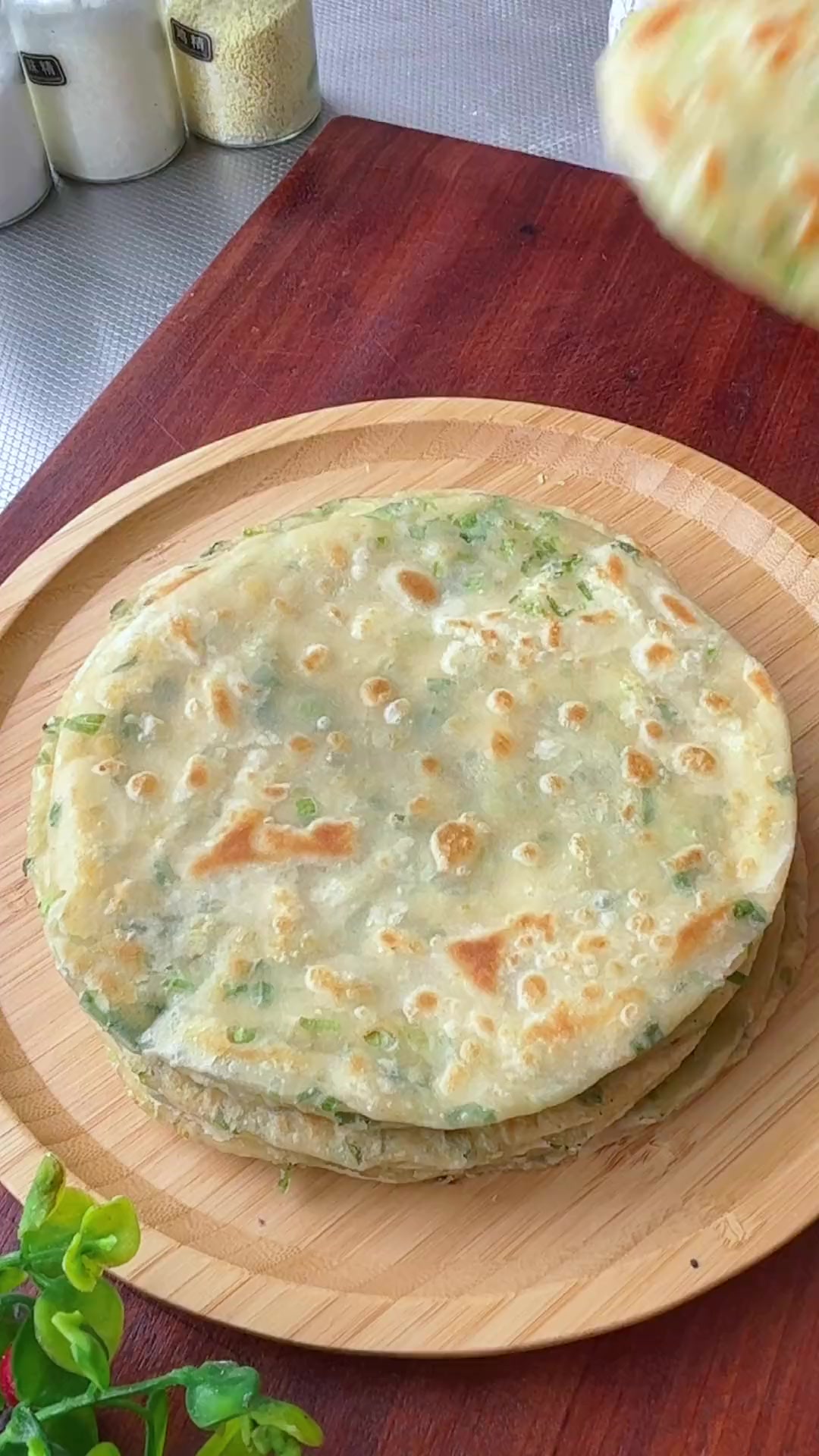香酥葱油饼要这样做柔软筋道层次分明,放凉都不硬你做对了吗?美食葱油饼美食官