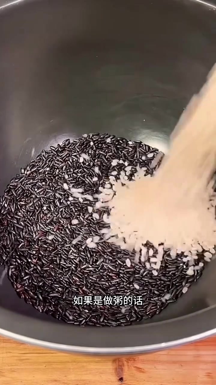 黑米怎么挑?东北早市土豆哥教你怎么挑选营养健康又美味的东北黑米!血糯米,红米,黑米和紫米的