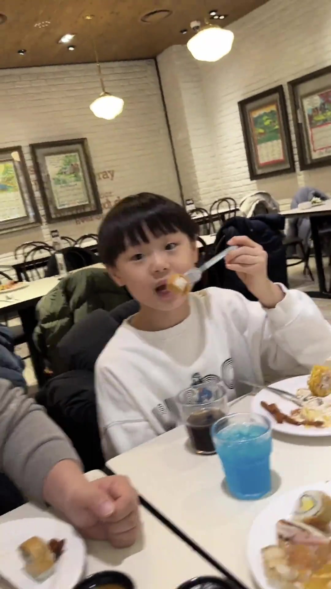 庆祝老二幼儿园毕业,今天出去吃自助餐,明天开始要跟两个娃奋战到他们开学