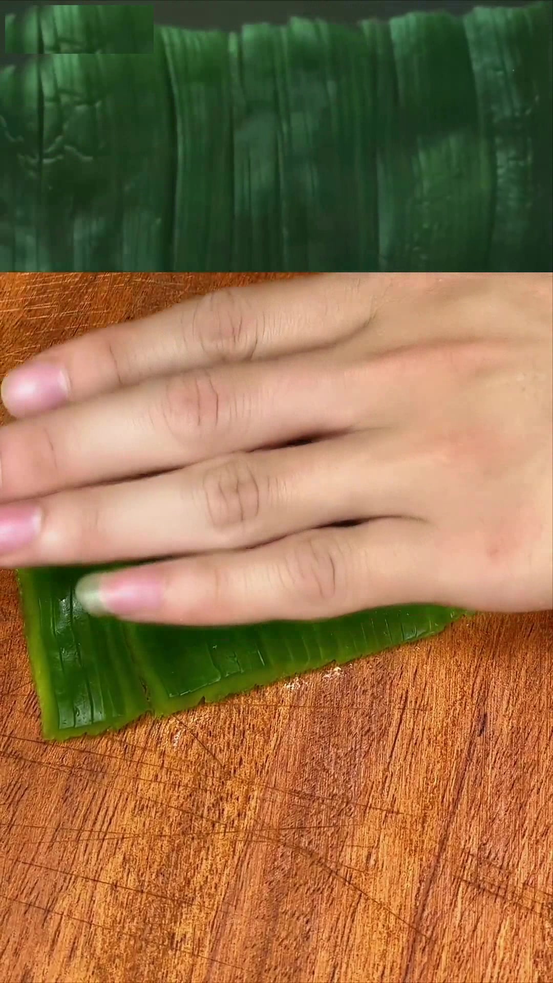 厨房有两样最考师傅,一个是干炒牛河,一个是咕咾肉,那我就做一道水晶咕咾肉,让你来品尝品尝怎