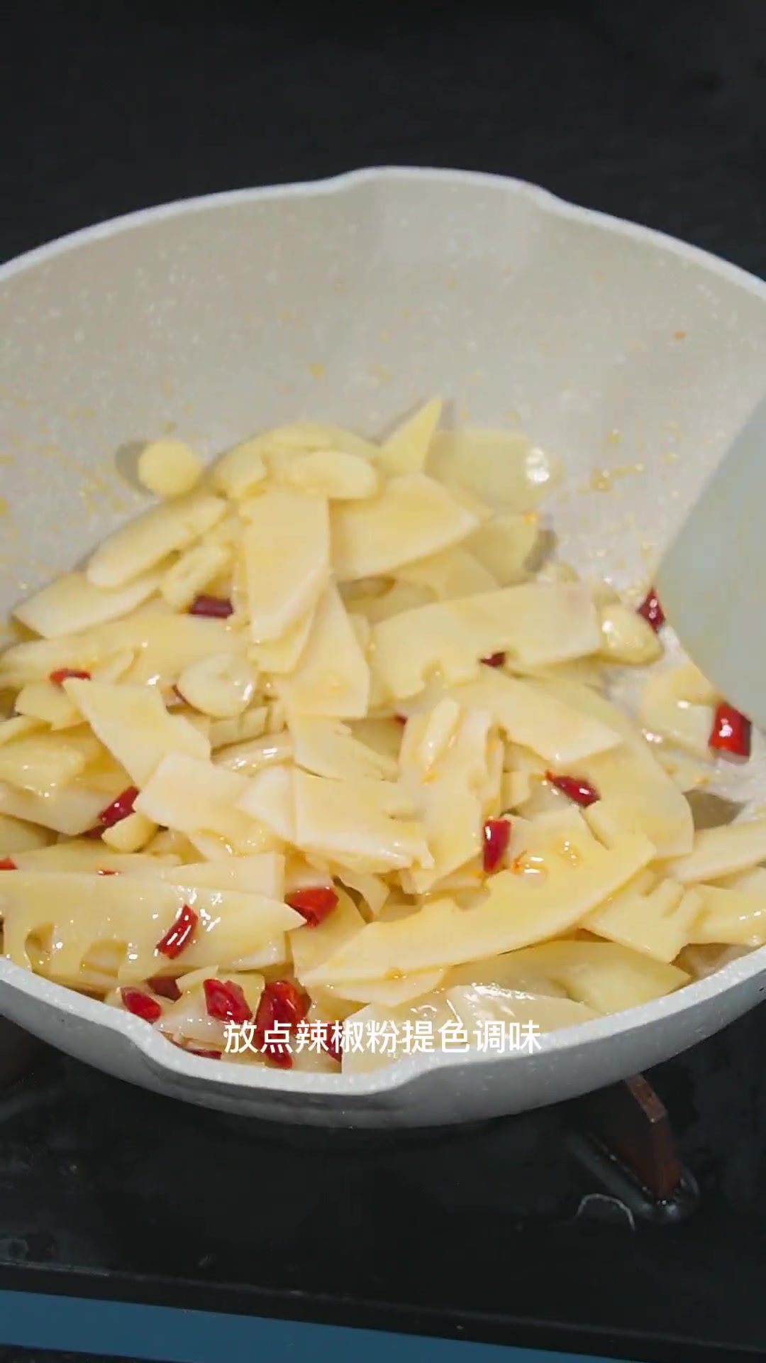 美食教程新鲜竹笋家常菜春笋宅家的100种生存技能湘菜湘菜腊肉炒春笋做法,真的太好吃了。美食