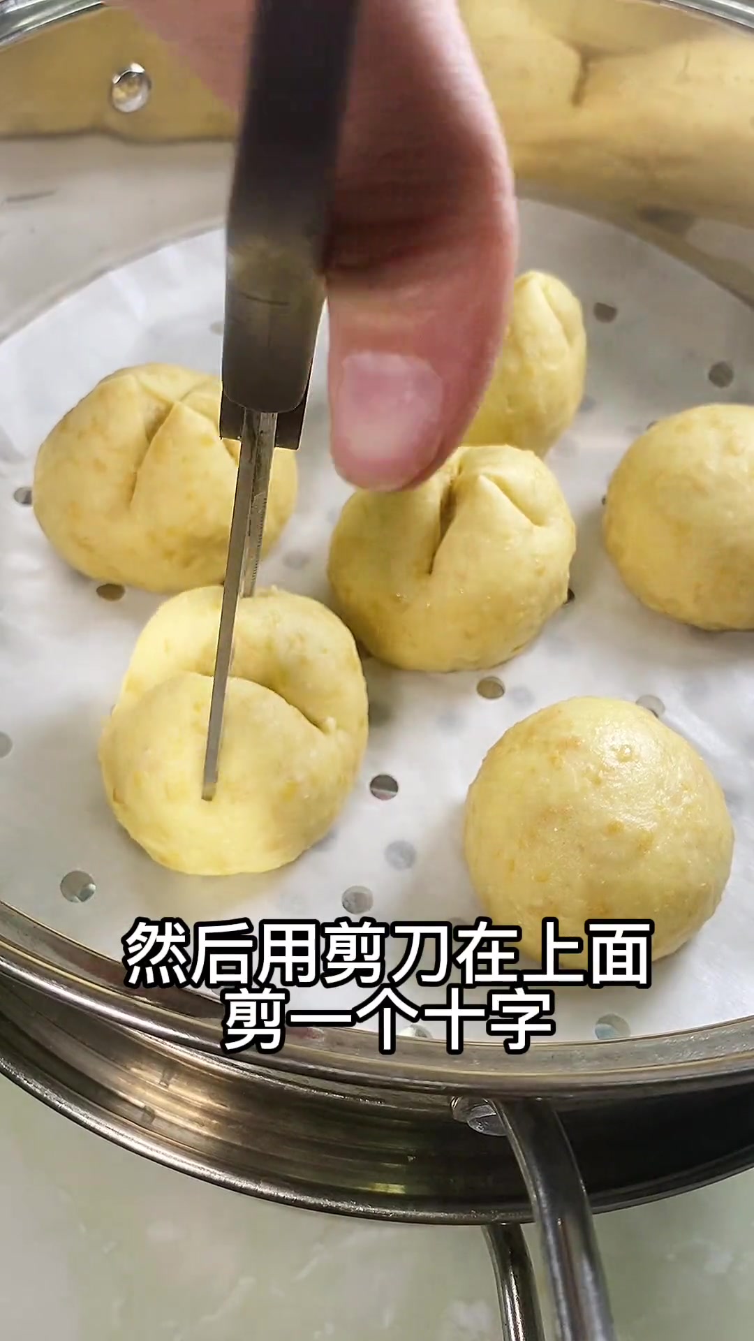 一斤面粉加几包麦片一起蒸馒头,原本计划用来做早餐的,谁知今天就吃完了。麦片馒头麦片的新吃法