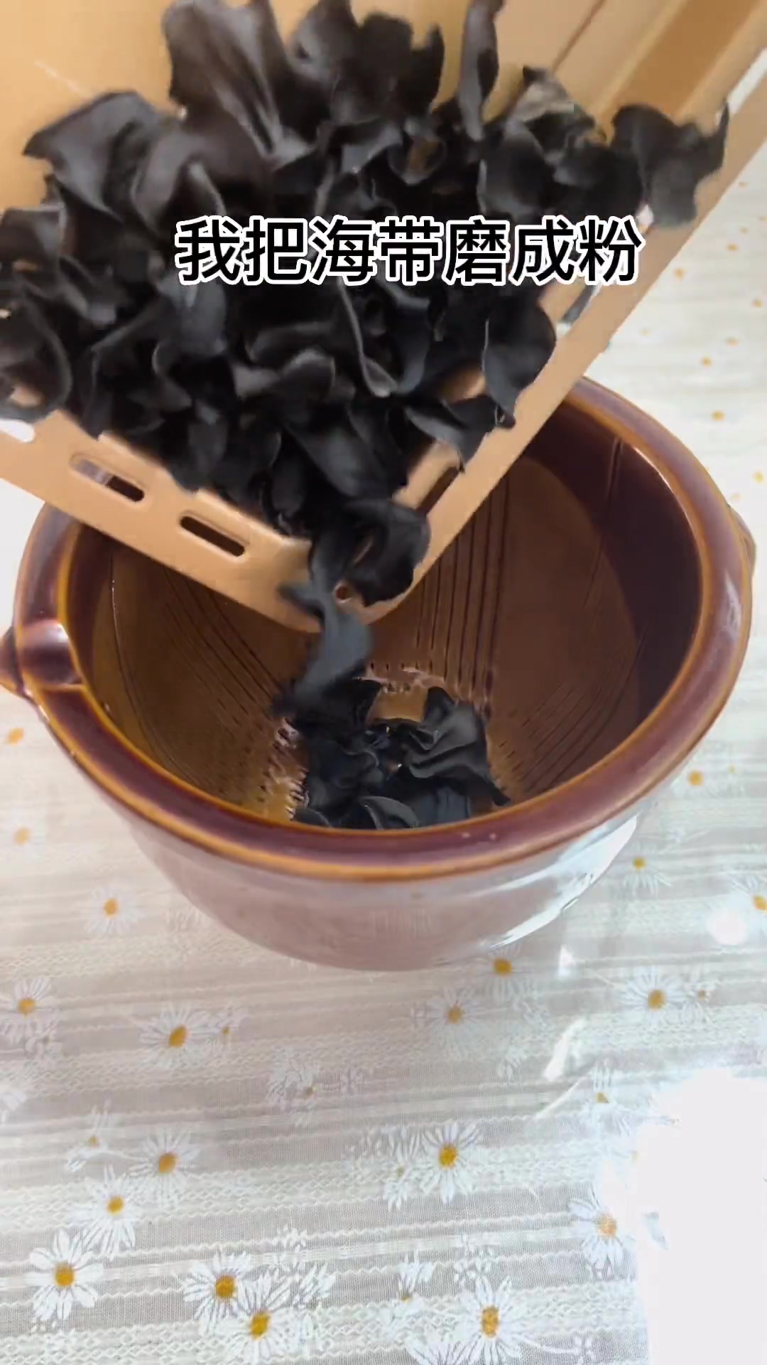 你信吗?鱼子酱居然是用海带做的,那学会了,不就可以天天实现鱼子酱自由吗跟着学做菜鱼子酱
