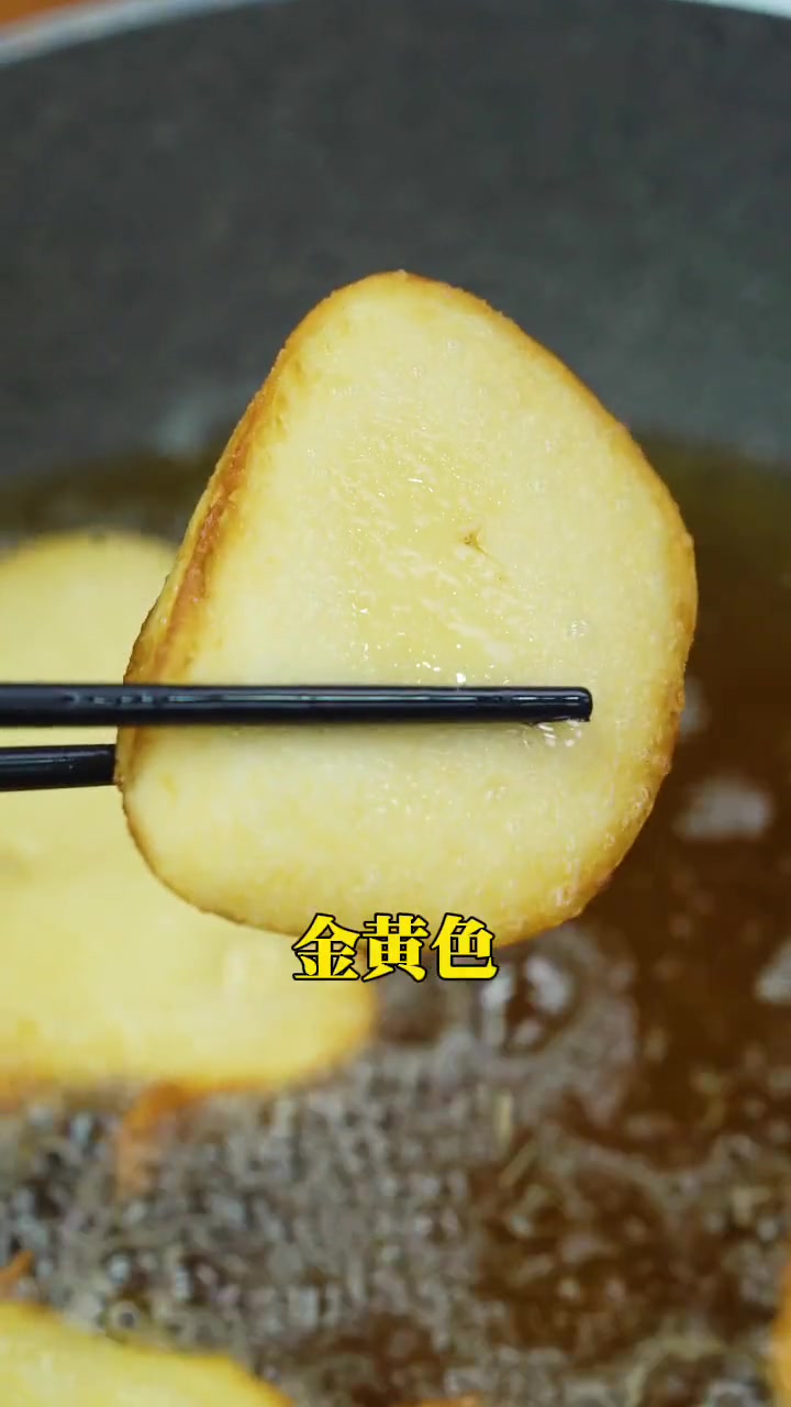 5星大厨秘制的炸馒头片做法,保管您没见过!这吃着金黄酥脆,香甜可口,重点是炸出来基本无油。