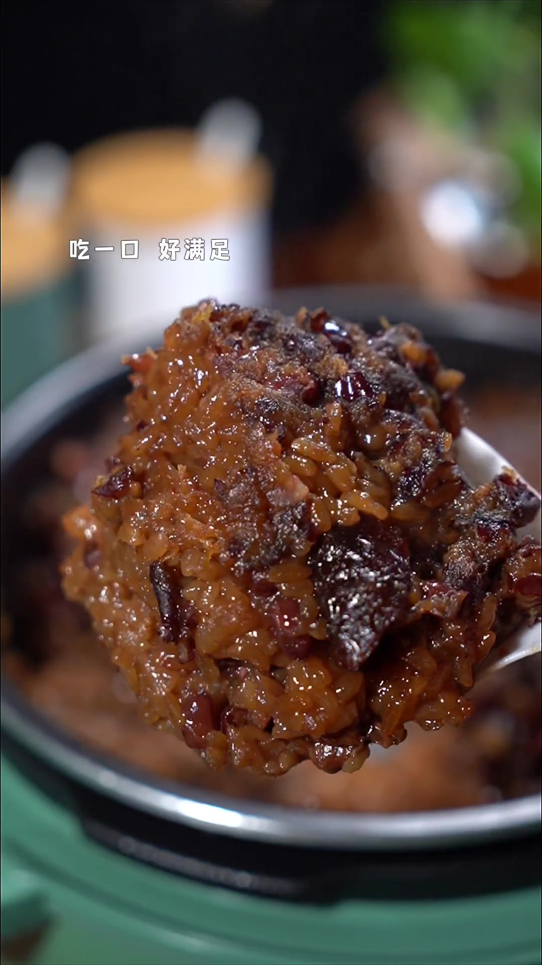 糯米的清香和大枣的香甜,粘粘糯糯的,吃一口好满足,西安特色甑糕,在家也能做甑糕年夜饭