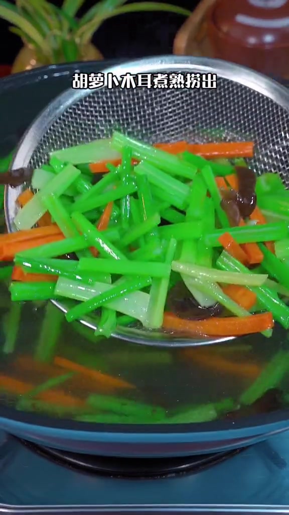 芹菜像我这样做,清脆爽口又解腻。美食创作人美食凉拌芹菜凉拌菜