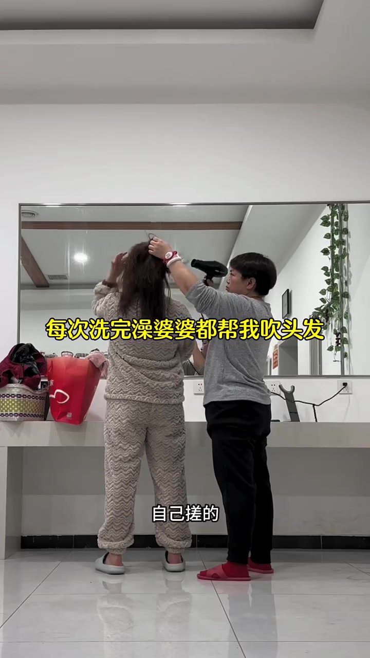 一家五口北漂,和不扫兴的公婆在12平宿舍的真实生活!今天和婆婆逛山姆买了好多水果,晚上还一