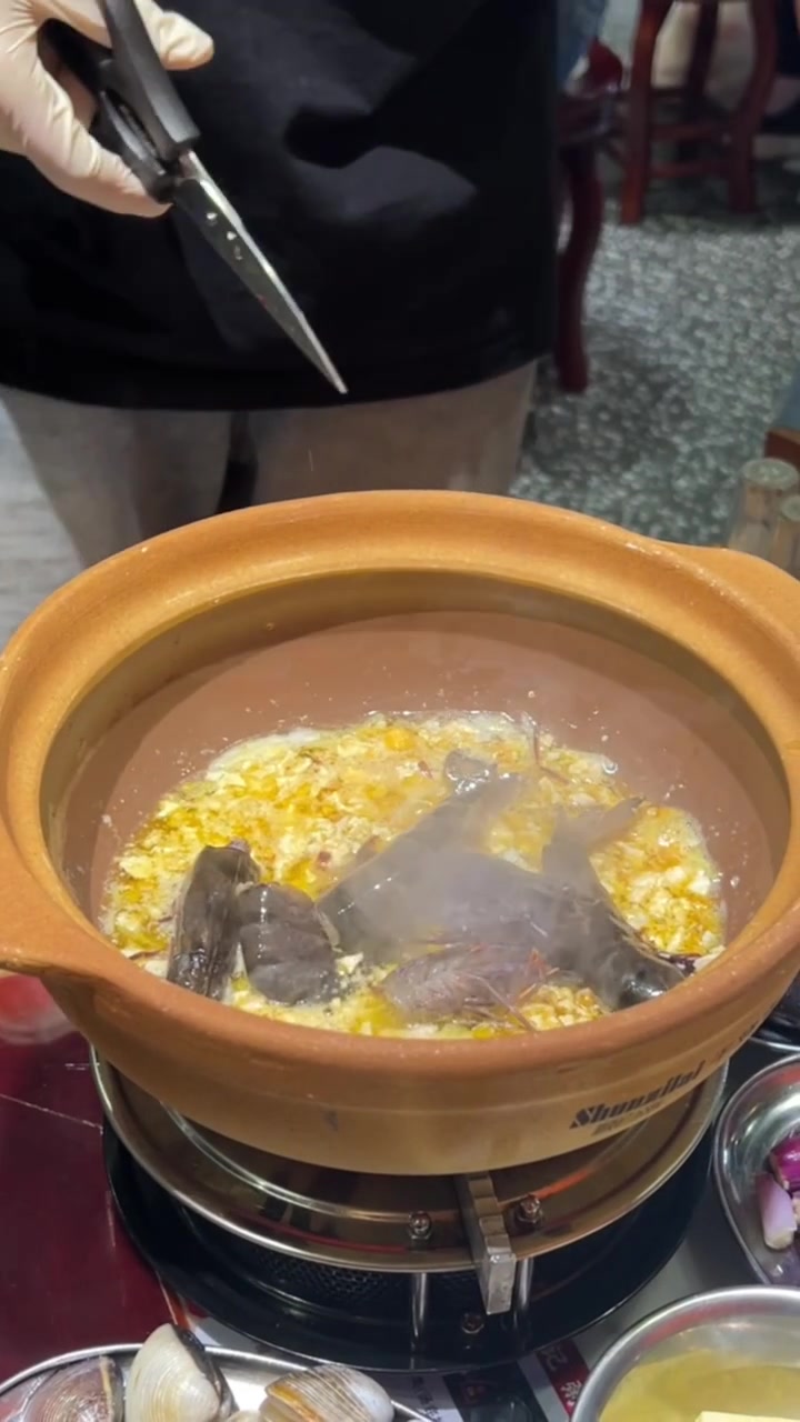 店员说他很会煮粥,于是给我煮了一锅海鲜粥!