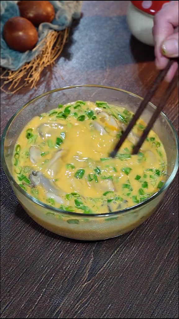 海蛎子煎蛋是很多海边朋友非常喜欢的一道菜鲜美可口营养丰富老少皆宜真的太香了海蛎煎海蛎煎蛋煎