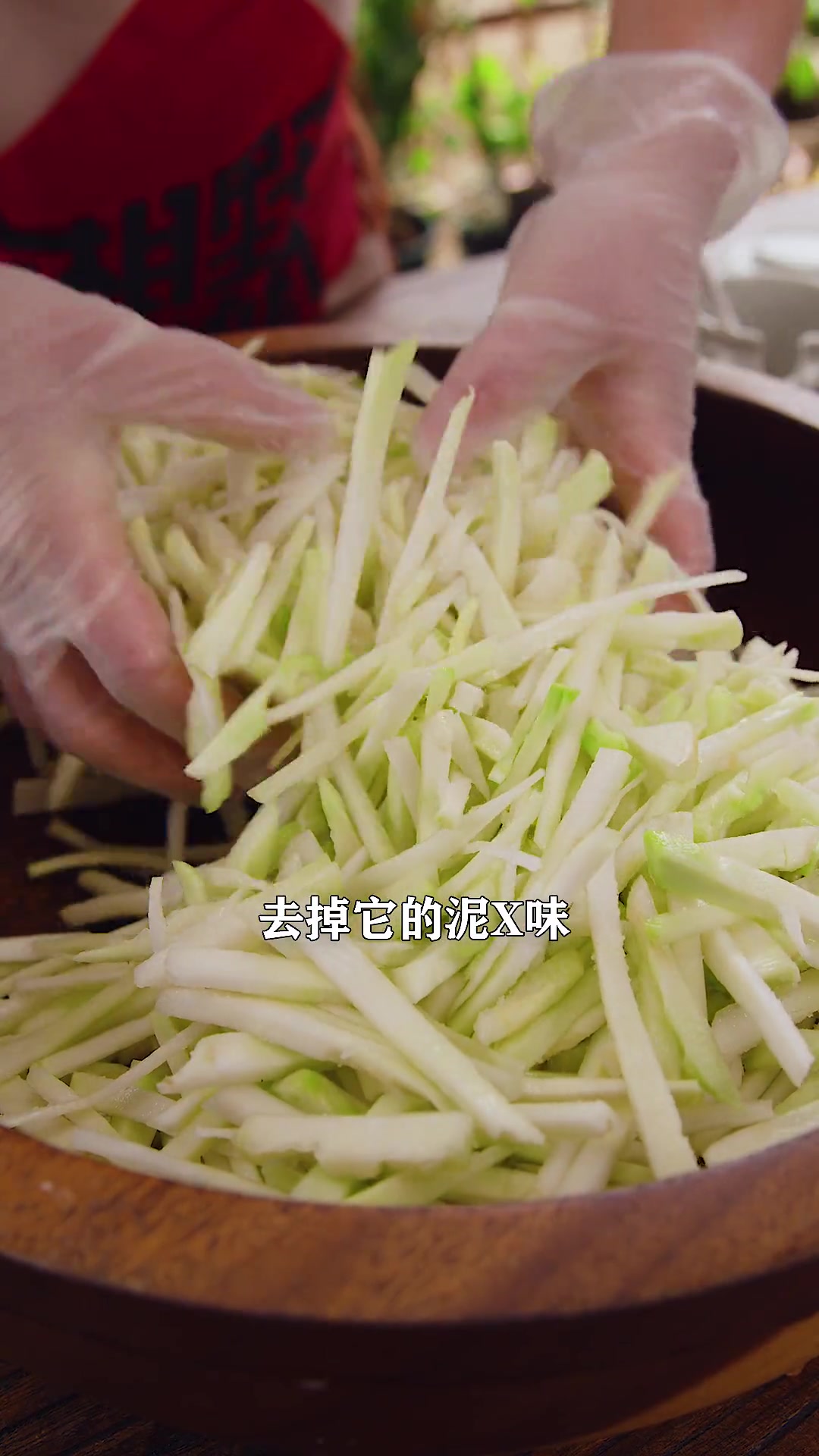 小的时候家里不富裕,早餐就是一喋榨菜一碗粥,日子很苦回忆却很甜跟着学做菜春日美食大赏农村美