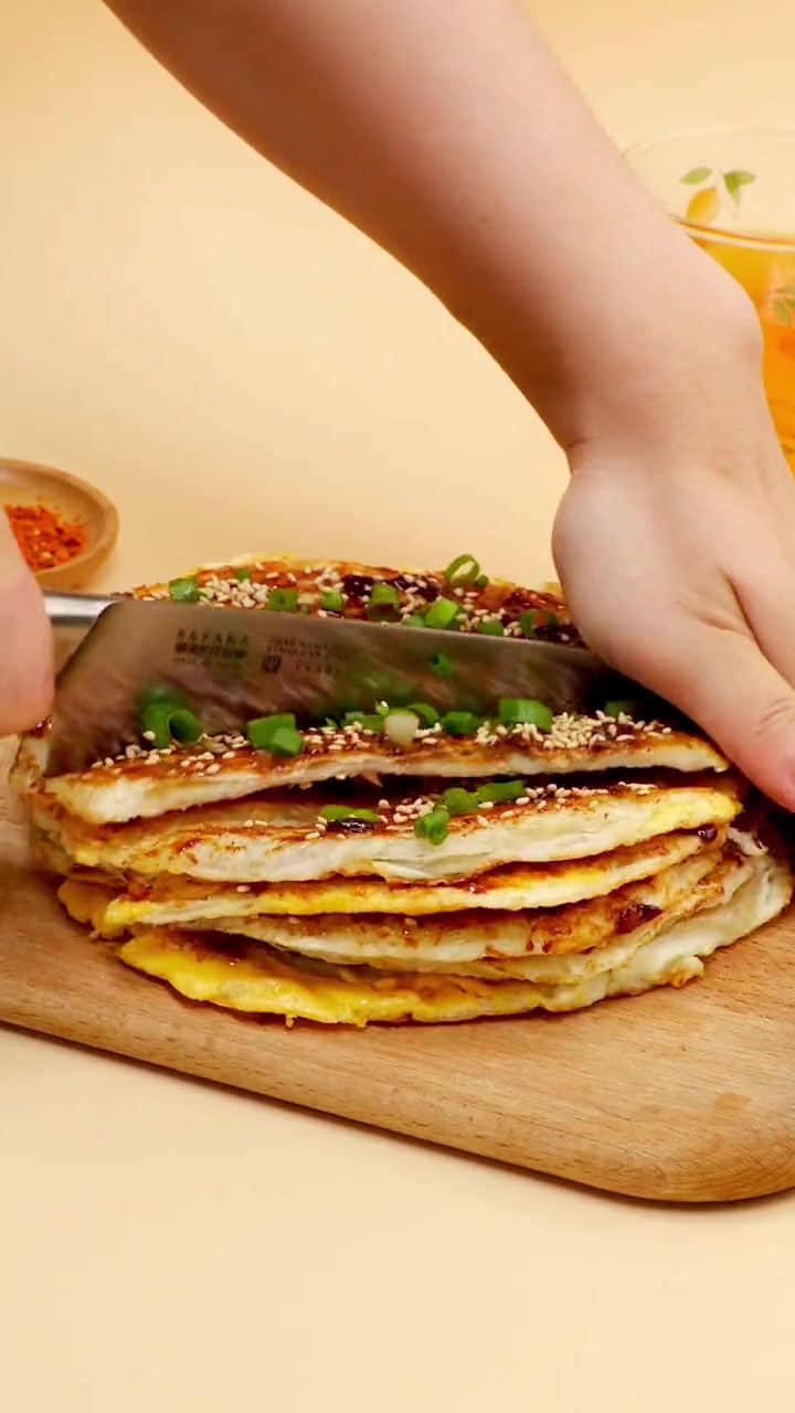 在家自制!比小吃摊更酥脆更健康的酱香鸡蛋饼,做法超简单～一起吃饭吧手抓饼