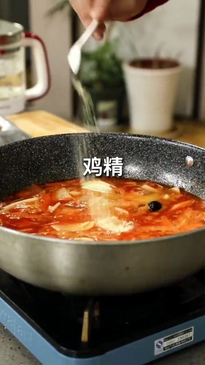 番茄可是好东西,配上各种时蔬更地道!您说那,我家的番茄汤,金针菇是标配,您知道是为什么吗?