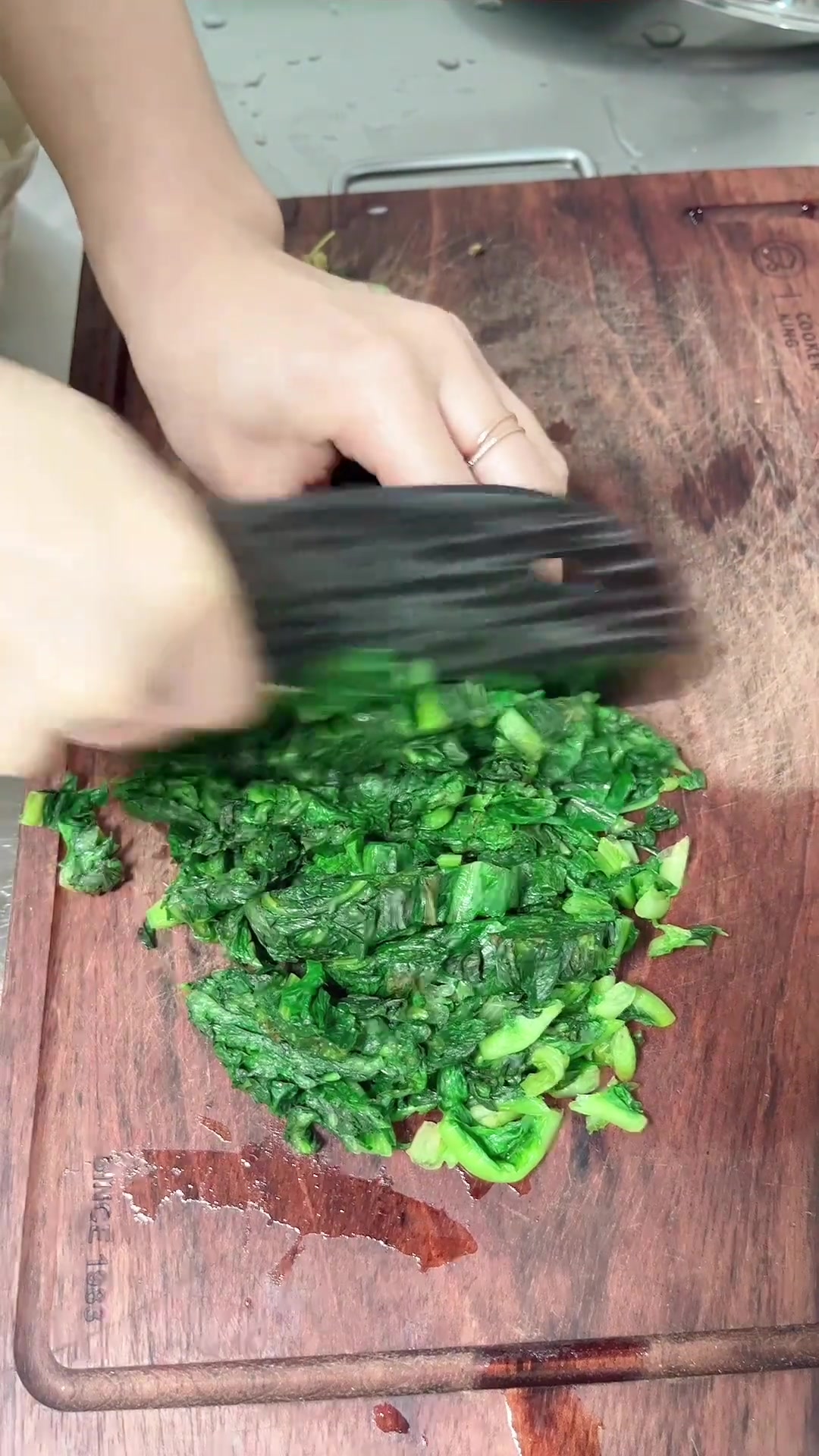 有汤有菜有肉的晚餐。第二次做糯米排骨了,蒸出来的排骨软烂脱骨,糯米粘糯咸香,真的是百吃不腻