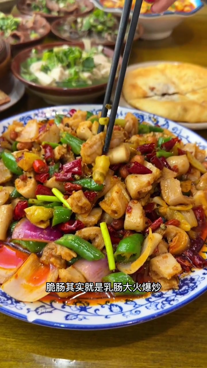 挑战24小时吃垮乐山第六站!五通桥的美食也太多啦!桥哥跷脚牛肉我每次来都必吃!呜呜呜这个脊