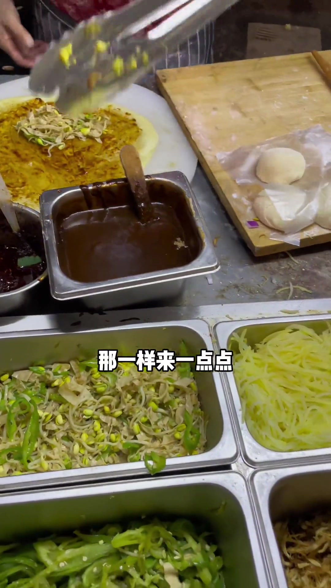 冬天在路边来上一份10奶奶亲手做的熏肉卷饼也太开心啦!料超多,一个下去可顶饱!街边小吃路边