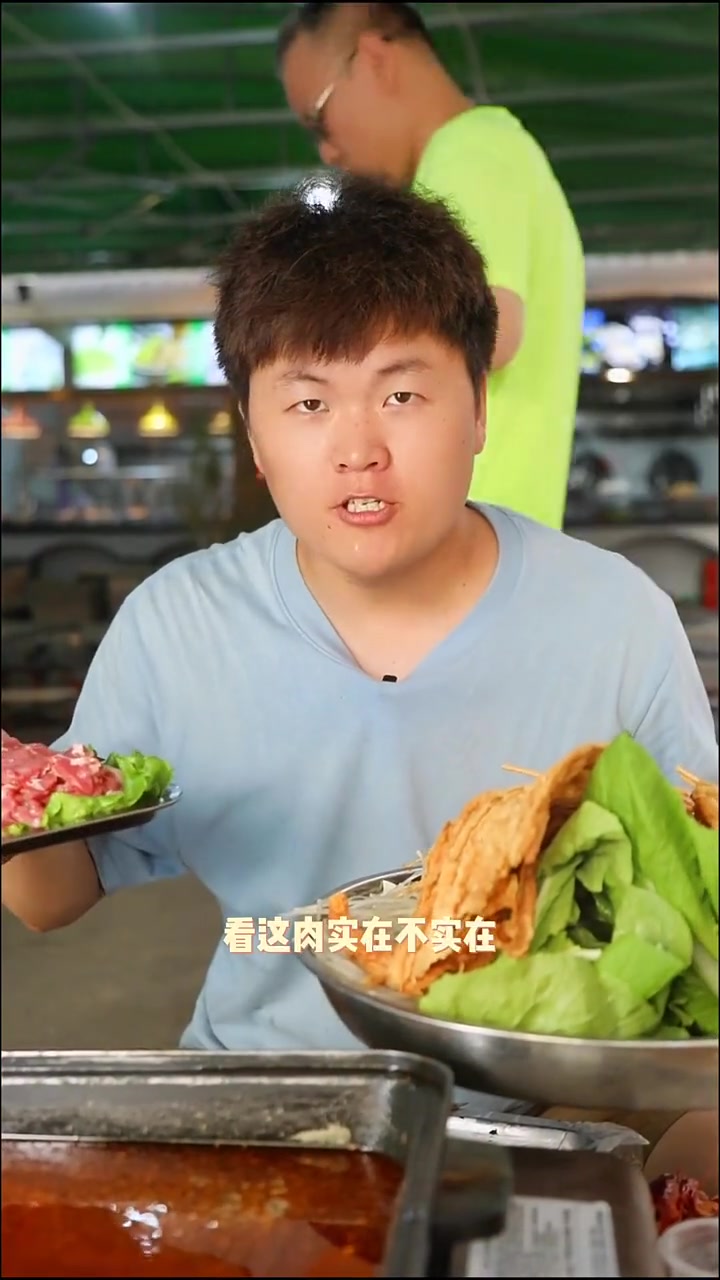 这个夏天,啤酒小龙虾,烧烤。露天夜市,苏北杨四龙虾烧烤。得劲的很。嗨吃畅饮郑州吃喝玩乐美食