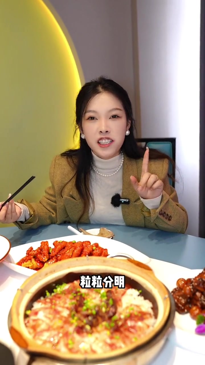 天冷吃点啥,一碗热乎乎的鸽子汤暖暖的,粤菜和湘菜的融合,朋友聚餐宴请的好地方鸽子汤美食官天