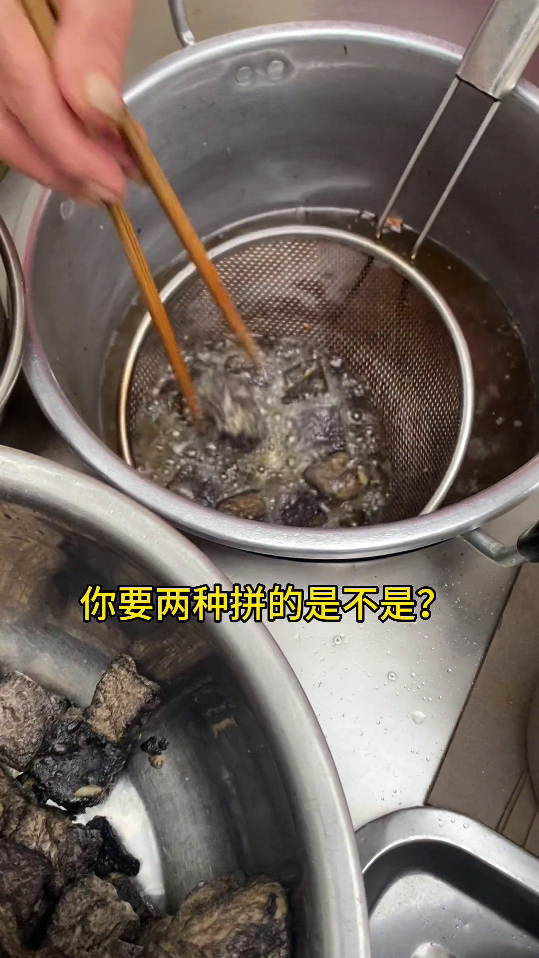 街边10元一份臭豆腐,黑白双拼,一口爆汁巨满足～臭豆腐路边摊美味寻味街头小吃妈呀太香了嘎嘎