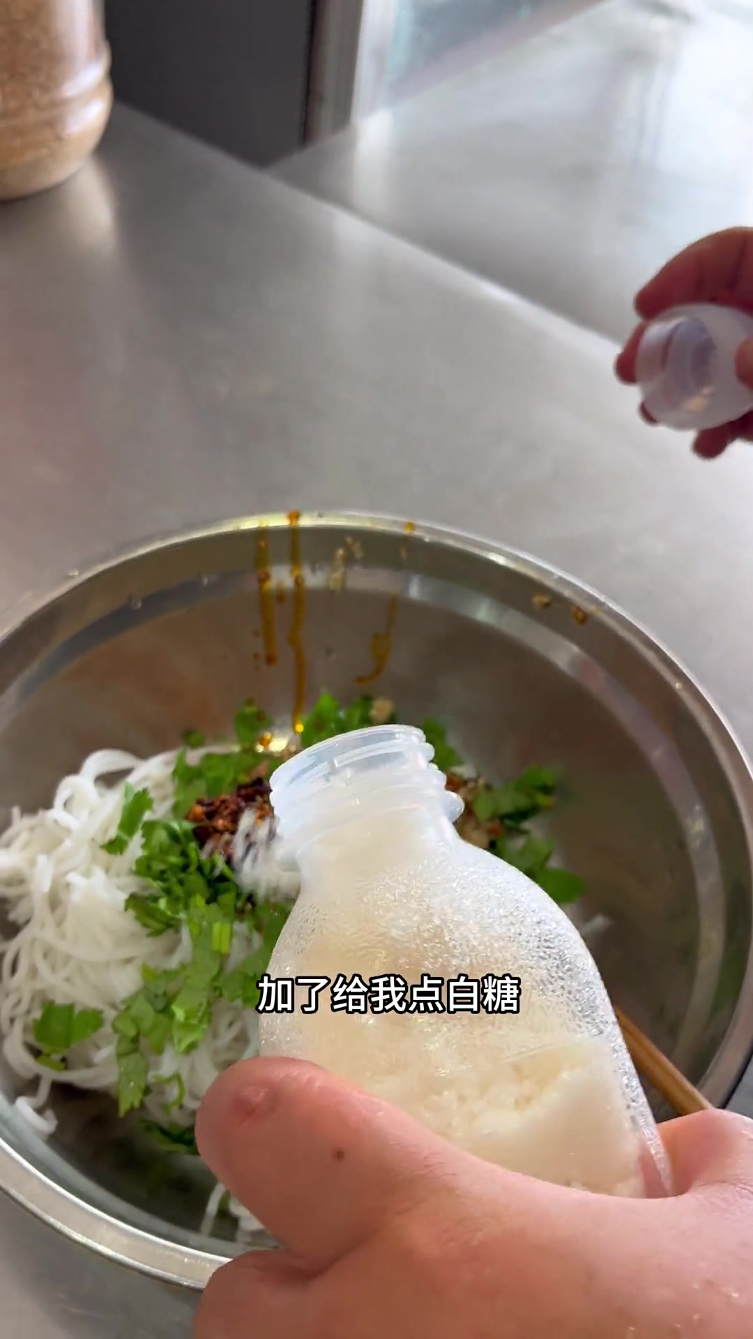 最近真的热到不想吃饭,去吃酸酸辣辣的凉拌鸡丝米线啦,感觉自己在家也能做诶特色小吃好吃不贵凉