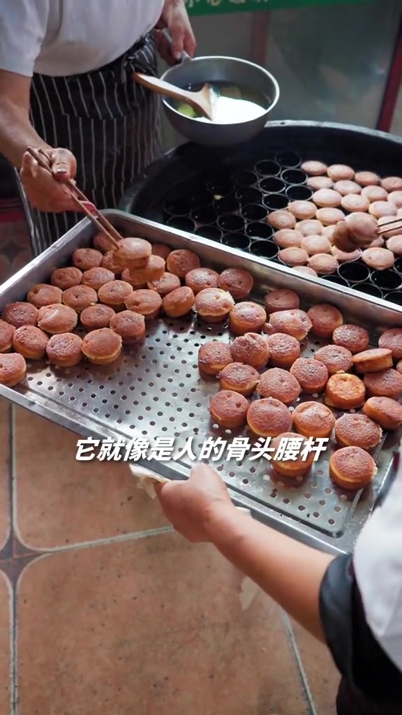 谢忠权做的鸡蛋糕,来遵义的游客几乎都会带上几斤做伴手礼遵义美食吃货世界杯的打开方式贵州美食