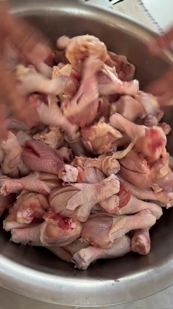 今日分享一道外酥里嫩,简单易学,比较受大众欢迎的一道菜,炸鸡腿,还不知道吃什么菜的朋友赶快