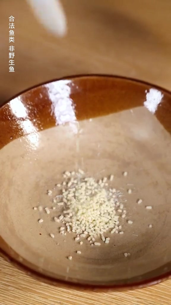 清蒸鲈鱼的烹饪方法非常适合全家团年,既简单又健康,如果你还能有一点摆盘那就更牛了。我在这里