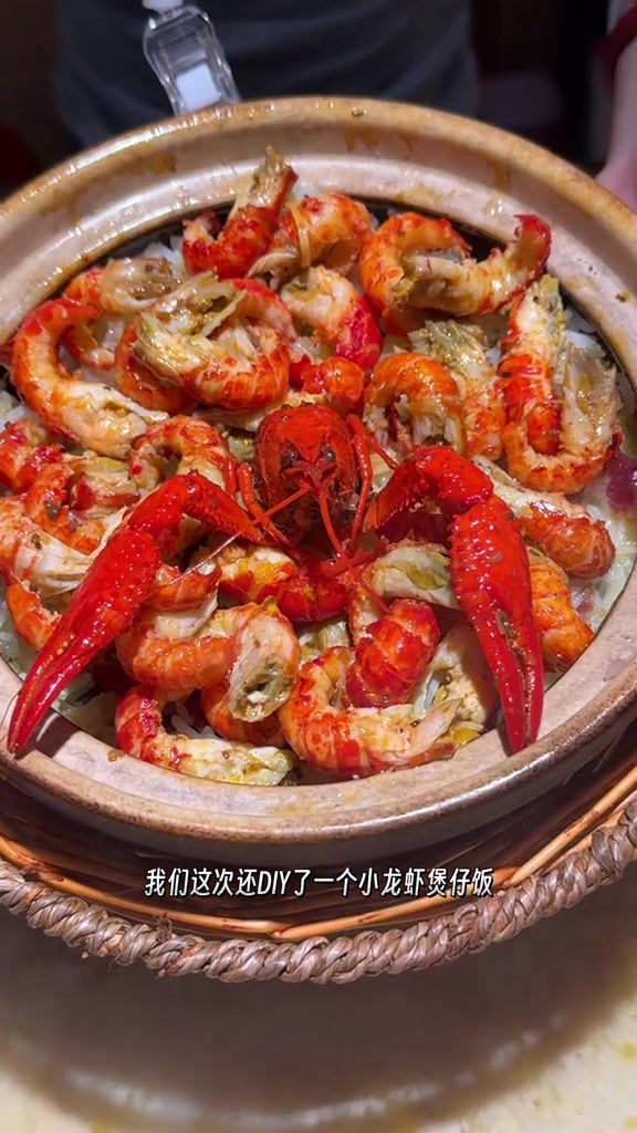 来上海先喝碗猪肚鸡汤,吃碗芝士煲仔饭!猪肚鸡大黄鱼火锅汤伯府