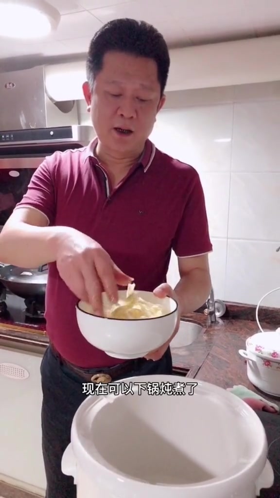 今天用斗湖鱼胶来做一道炖汤这个斗湖鱼胶是对胃比较好的鱼胶花胶美食