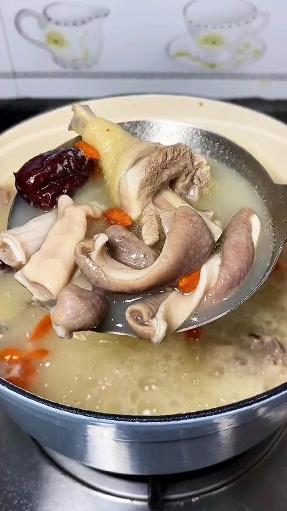 大家以为猪肚鸡做法很复杂,像我这样做包你一次就做的很好吃!美食分享