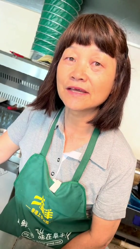 桐柏一家营业到凌晨三四点的清真小店,点菜上菜掌勺就大姨一个人,大姨做的素锅贴和羊杂汤都很有