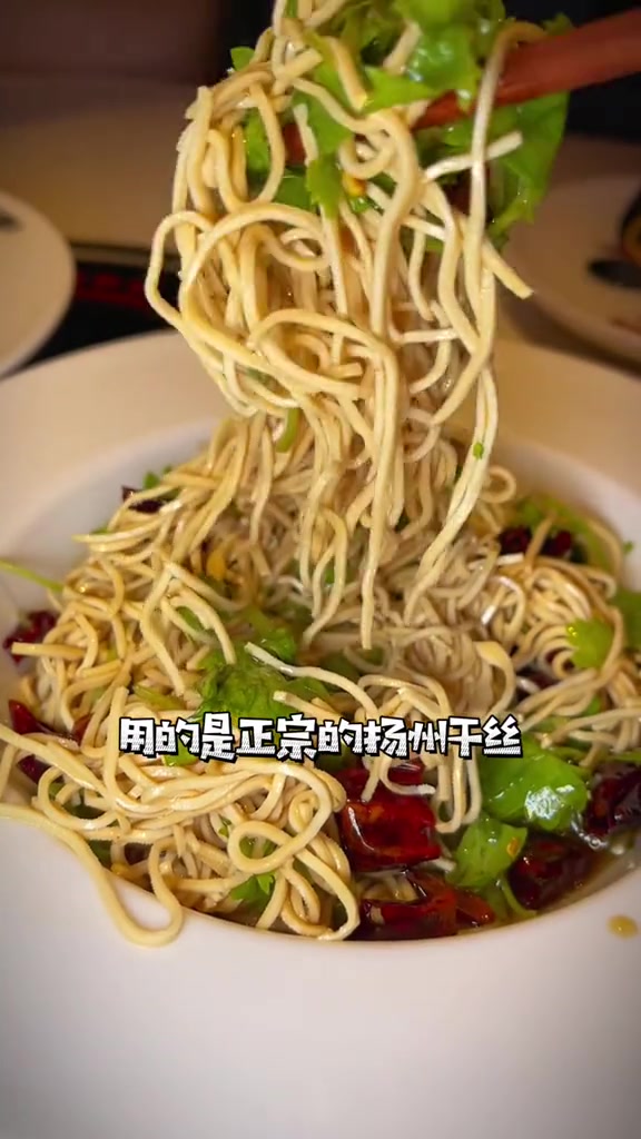 虎丫炒鸡来了,邀请大王吃鸡,临沂炒鸡实惠好吃还不贵,很快开出200多家店真材实料才能做出好