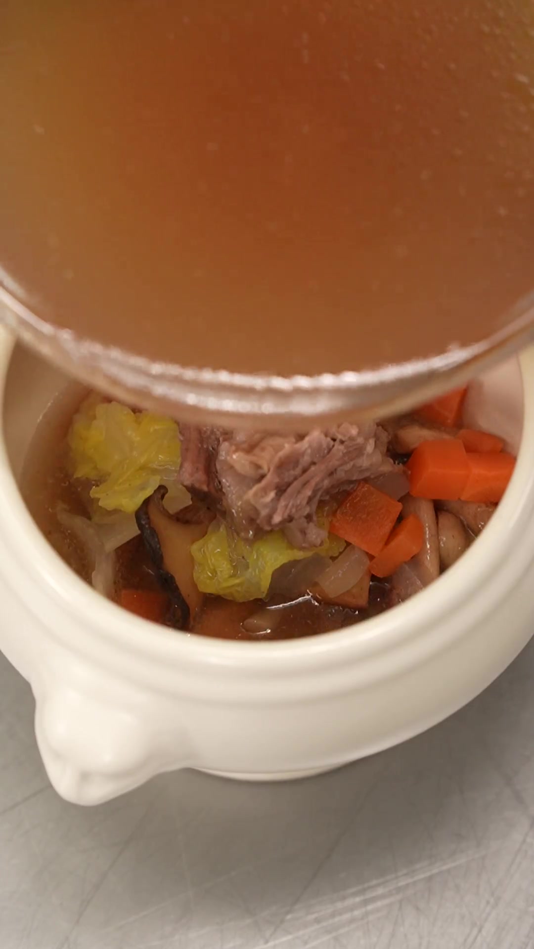 高情商:冬天想要暖暖的怎么办?低情商:大厨我想喝汤了。今日份酥皮牛肉汤菜谱请注意查收美食官