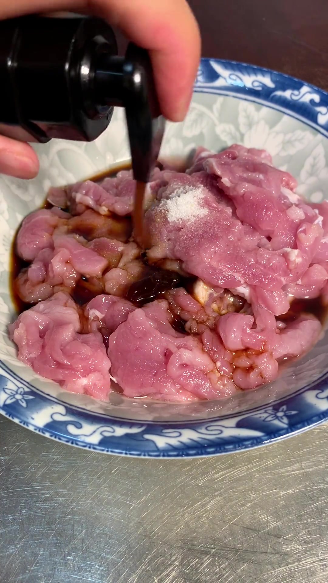 今天没有活干,在家休息。中午做了一盆麻辣水煮肉片,犒劳一下自己。生活不论好坏,每天都是限量