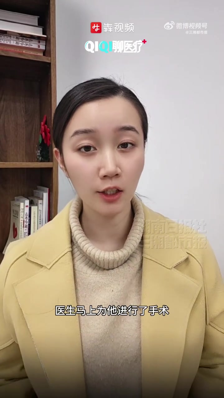 「QIQI聊医疗丨男子吃饭时聊天被鱼刺直插心脏」鱼刺卡喉,在生活中不算少见。吞饭、催吐,“