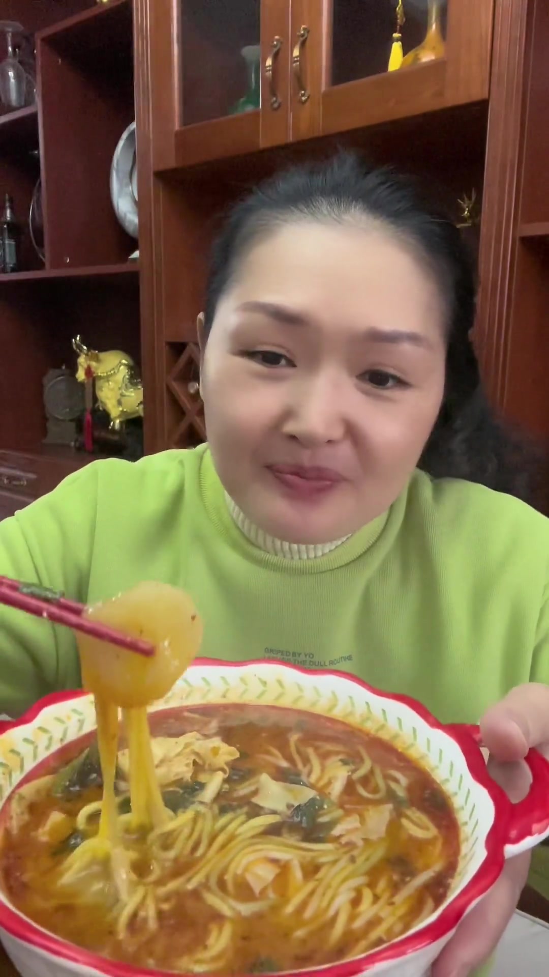美很,麻辣烫就是这个味妈呀太香了用视频记录我家庭的真实生活