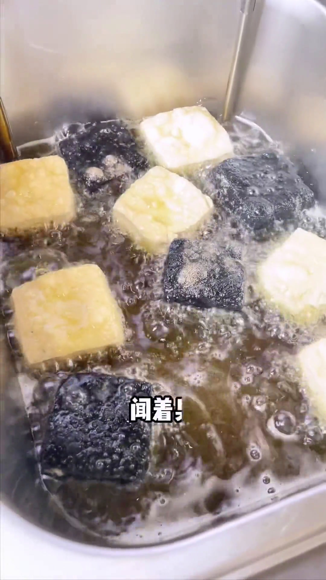 在开封书店街的黑白经典臭豆腐,杞县也有啦,不到长沙就能吃到特色的湖南美食啦,臭香臭香的,快