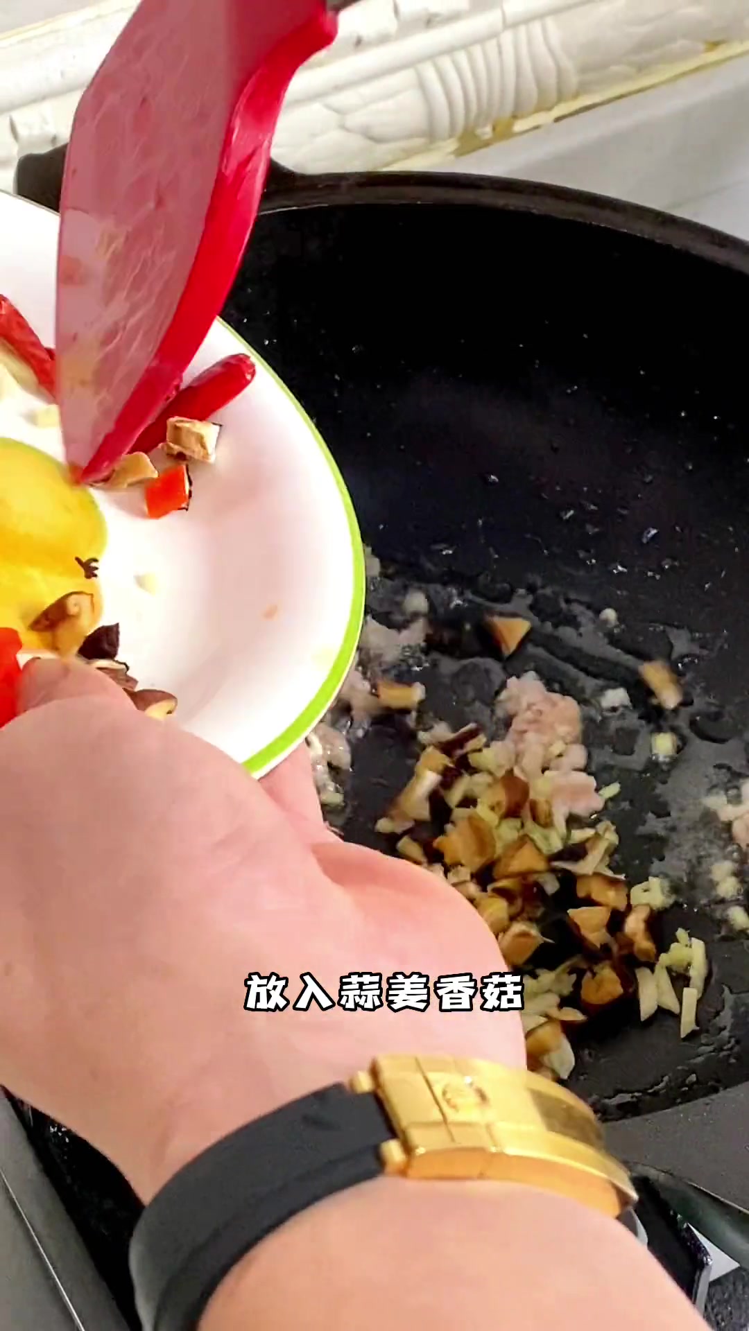 鸦片鱼头不清蒸红烧也很好吃,鱼肉又滑又嫩,汤汁拌米饭嗲了不得了。家常菜鸦片鱼头红烧鸦片鱼头
