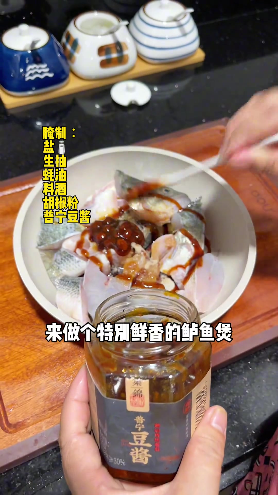 潮汕家庭的晚餐妈妈喊我们开饭啦!今日菜单∶葱烧鸡腿蜜汁叉烧肉鲈鱼煲苦瓜黄豆排骨汤炸虾丸炒青