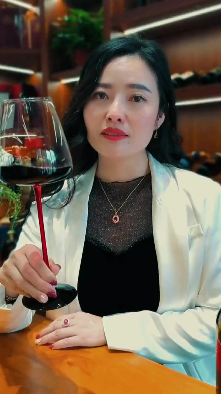 生活不能平淡,红酒点燃激情娜写年华娜美佳红酒庄佳美娜干红葡萄酒