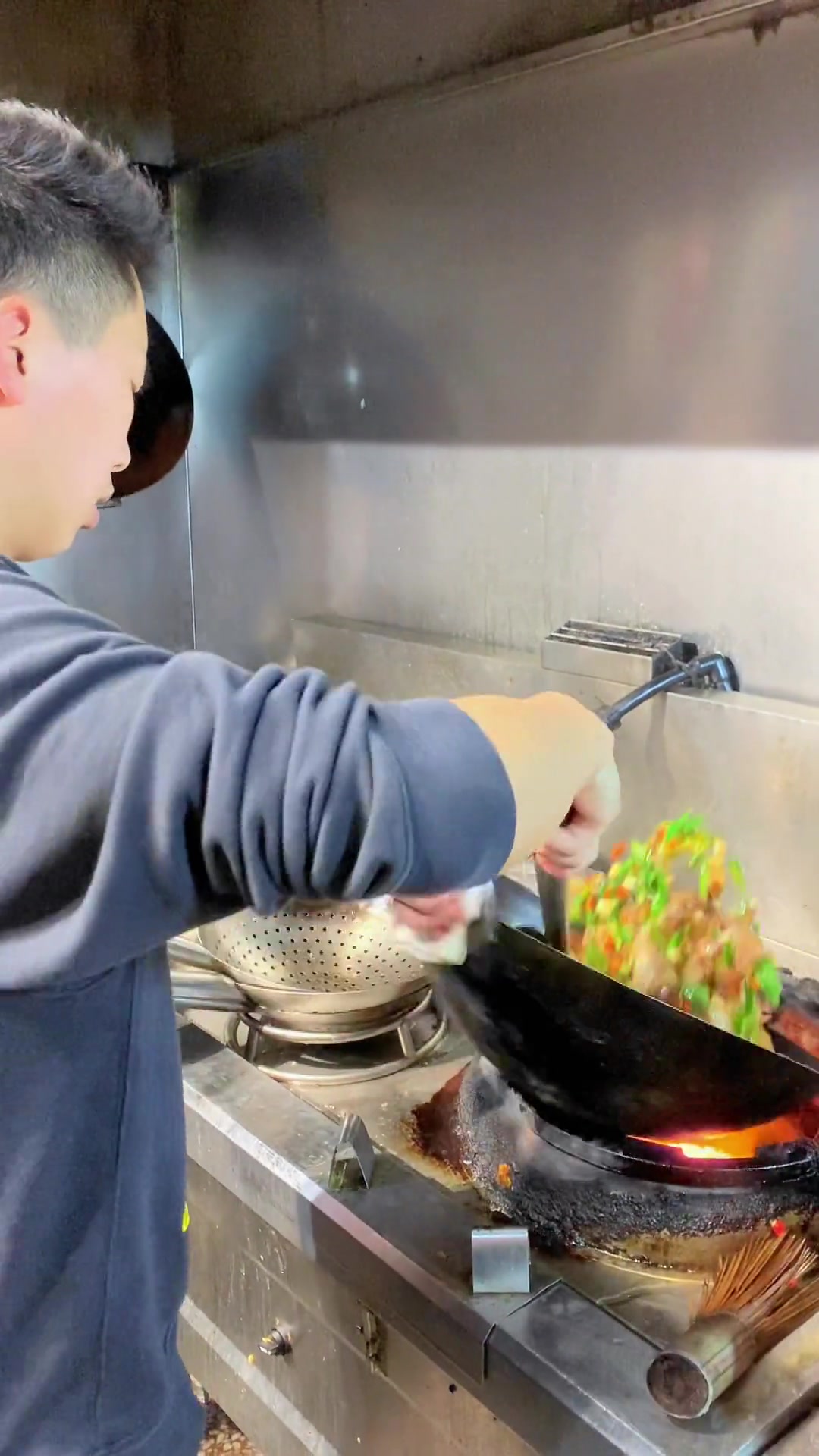 两份尖椒猪头肉一起炒美食官美食教程辣椒炒肉