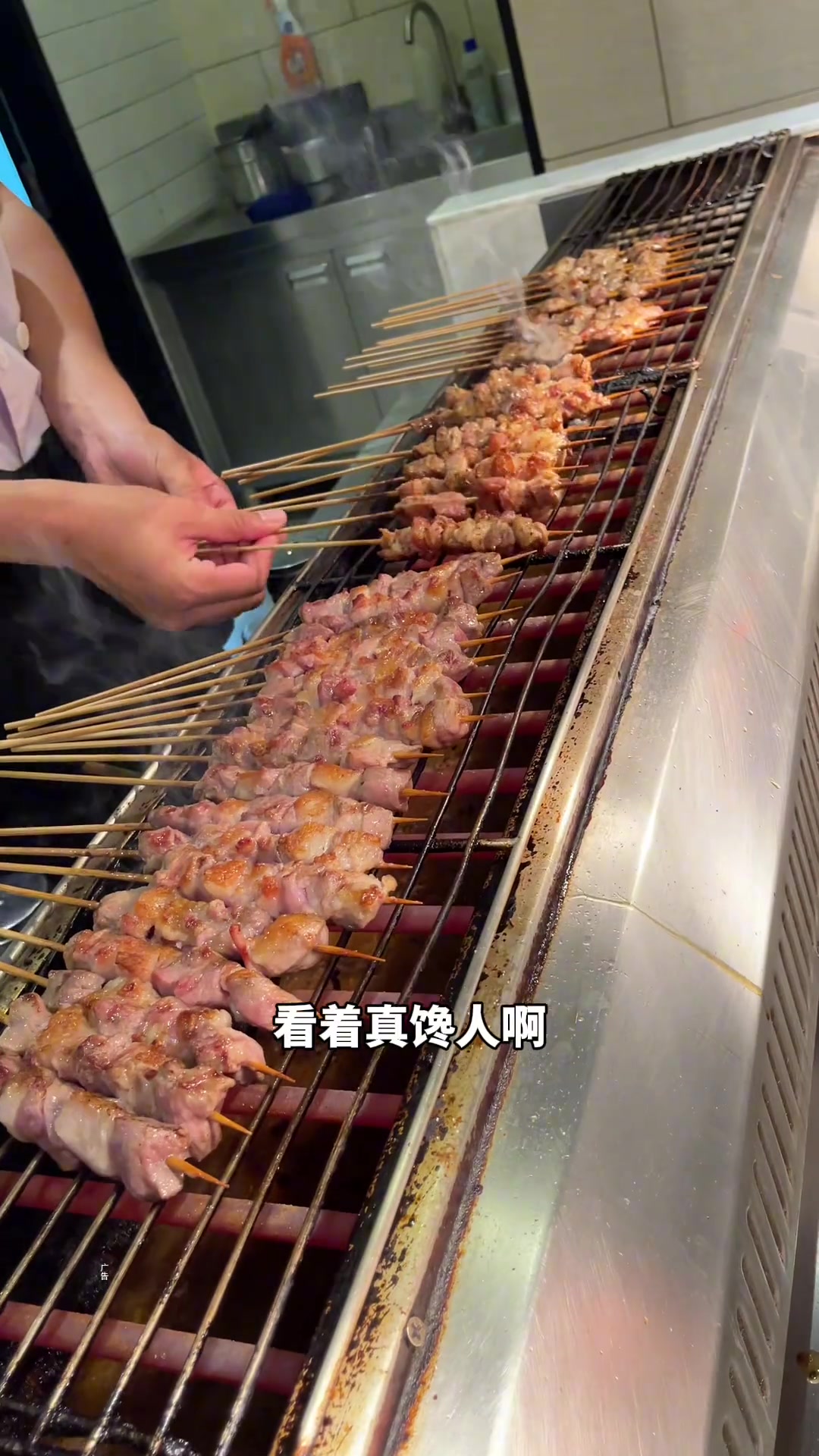 海鲜自助,螃蟹,小龙虾,三文鱼刺身,马上六一儿童节了,一起去吃美好食光自助餐小龙虾六一儿童