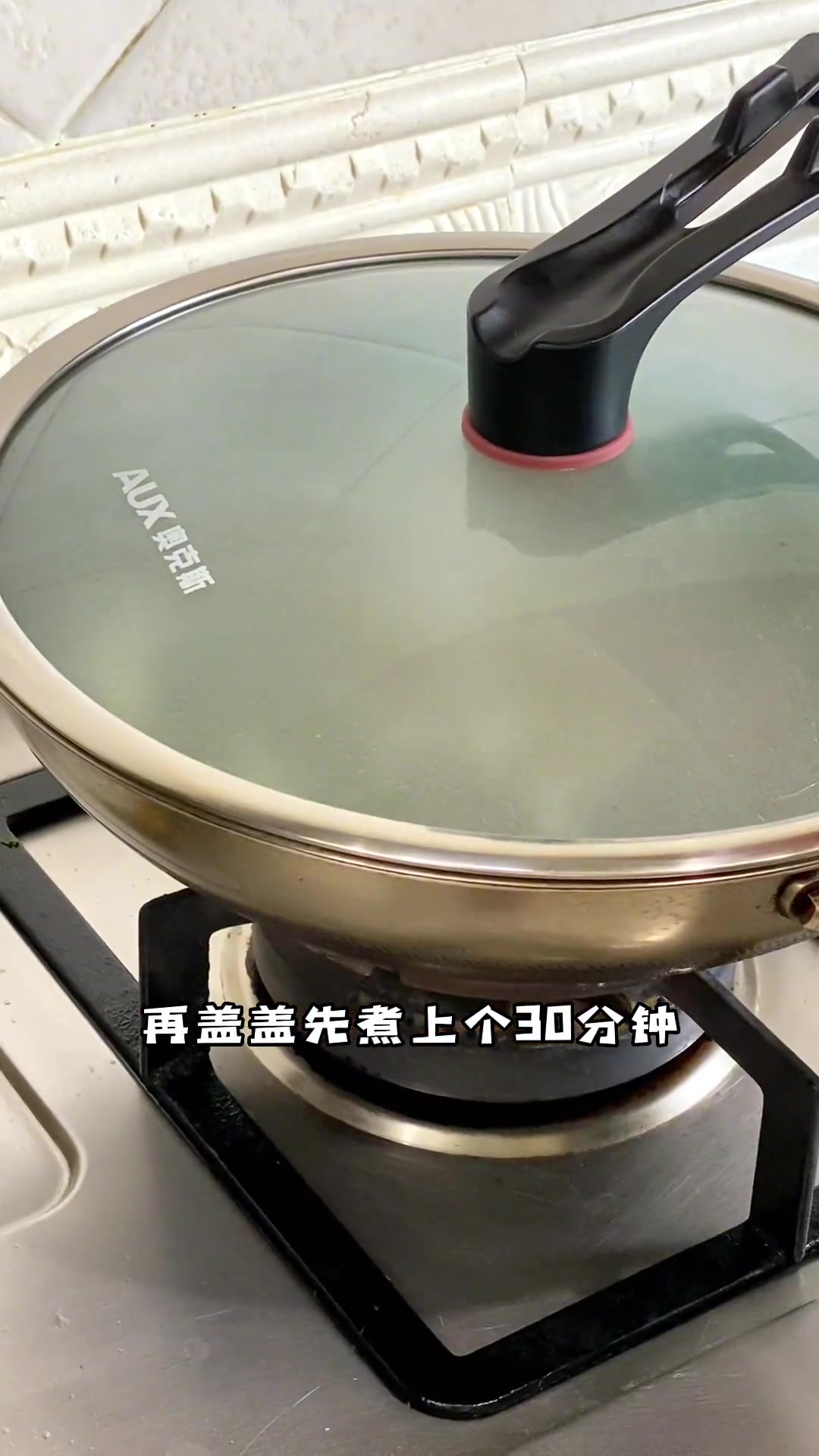 牛尾营养丰富用来做汤那是没话说了,再放点牛肚牛筋汤色奶白而且味道鲜美。家常菜牛尾汤滋补汤
