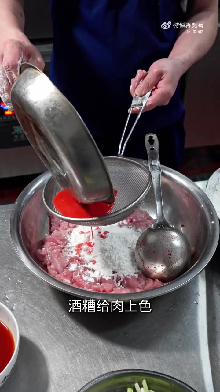 蓝朋友今天要挑战的菜是——荔枝肉。这道菜起自清初,至今已有二三百年历史,还是福建名菜!因其