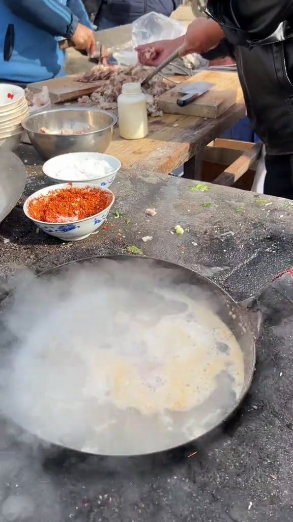 山东临沂胡阳,10元猪肉汤满满一大盆!不是我多么喜欢好大集,而是这里有着我儿时的记忆人间烟