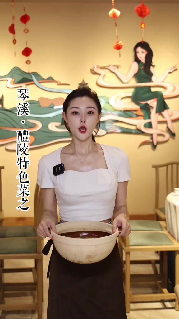 醴陵醴陵老板娘醴陵菜—《路边荆炖伏鸡》“人生最幸运的事,就是把自己的爱好变成了自己的事业,