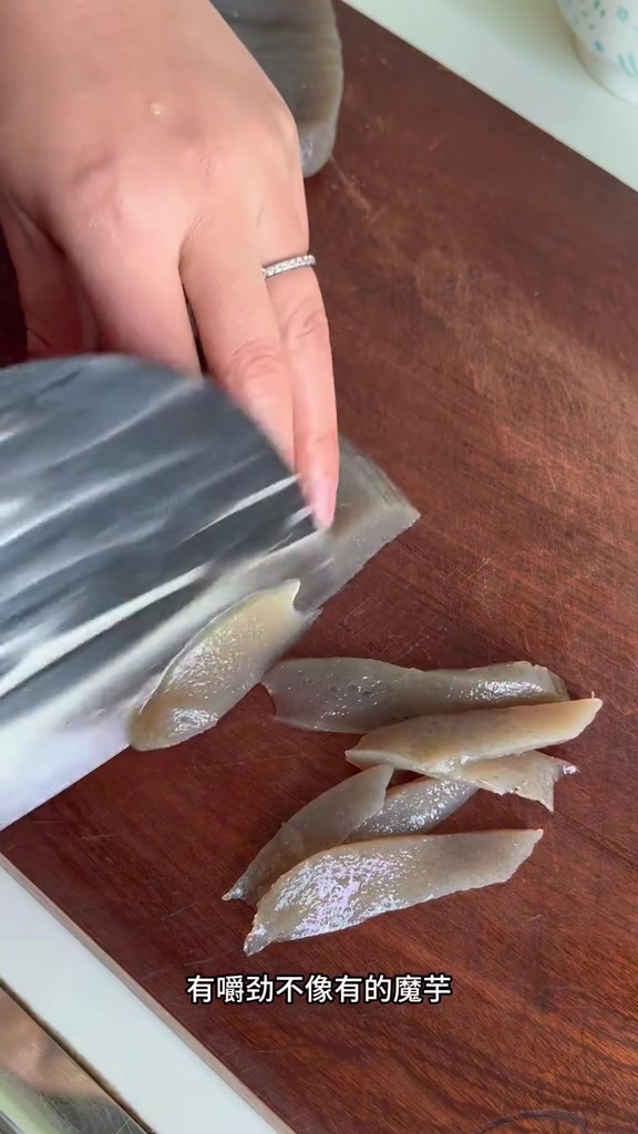 有没有一道菜,让你想起远方的故乡,比如简单又平凡的酸菜炒魔芋,它最能代表家乡的味道,也是一