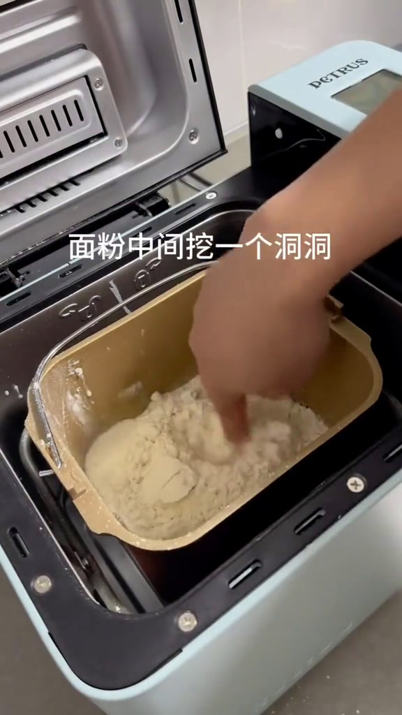 第一次在家做面包就成功了!原来面包机做面包这么方便,按照食谱把材料倒进去,时间到了就出来一