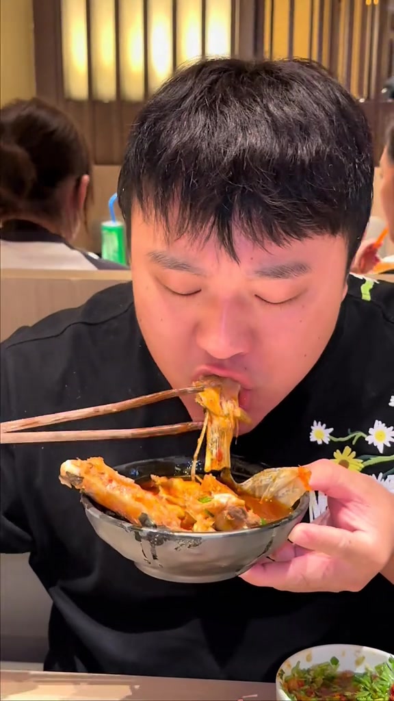 我最爱的鱼头火锅玖隆坡终于开到城西银泰来了!鱼头毛肚牛蛙三件套,大家一定要去试试呀艾特你的